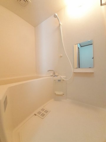 バス・シャワールーム　コンパクトで使いやすいお風呂です