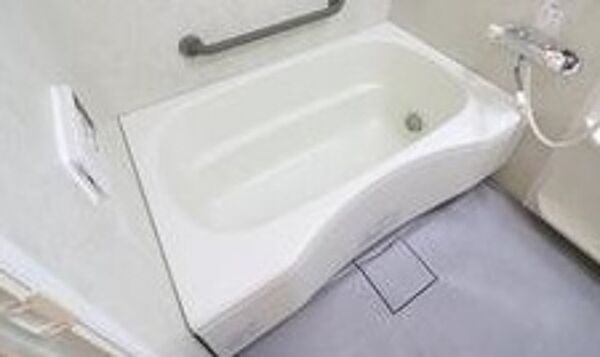 バス・シャワールーム　コンパクトで使いやすいお風呂です