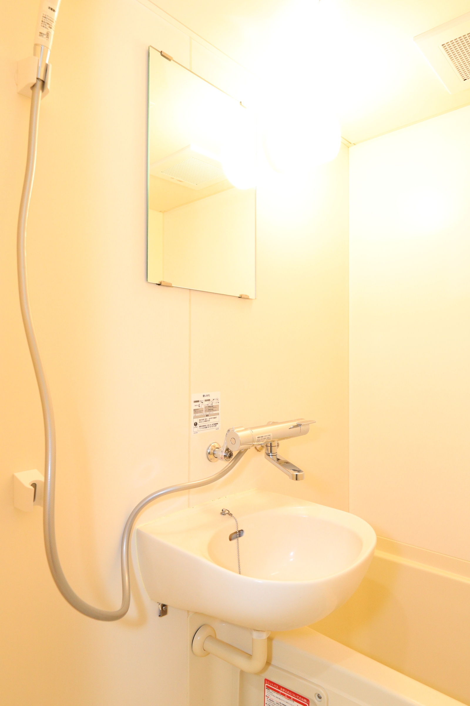 洗面設備　鏡付きの洗面です