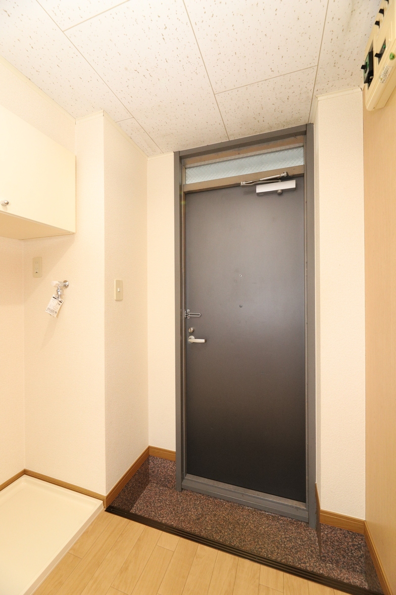 玄関　左側に室内洗濯機置き場があります