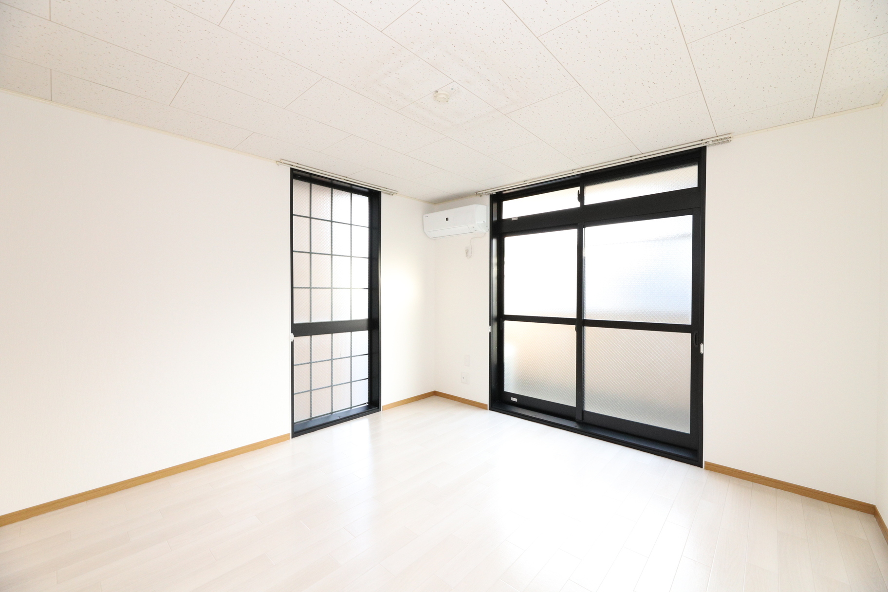 居室・リビング　2面採光で明るいお部屋です