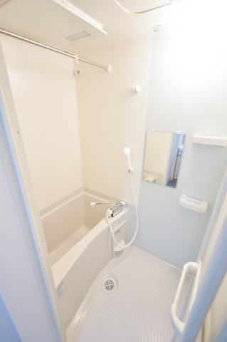 バス・シャワールーム　浴室乾燥付きなので梅雨時や洗濯物が多くても安心です。