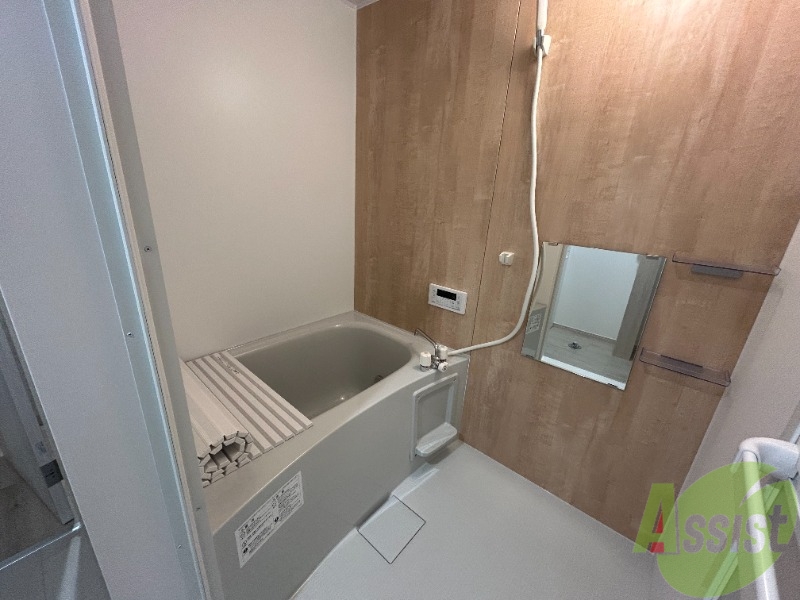 バス・シャワールーム　浴槽には追い焚き機能が付いているので、ゆったりくつろげますね