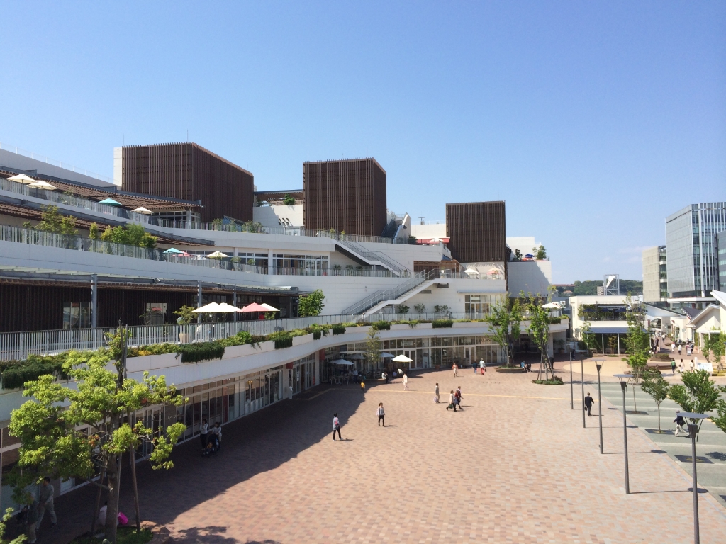 ショッピングセンター　テラスモール湘南（ショッピングセンター）まで385m