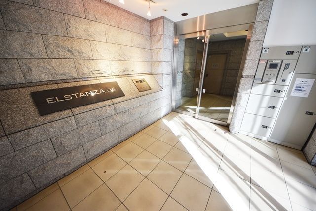 エントランス　落ち着いたエントランスです