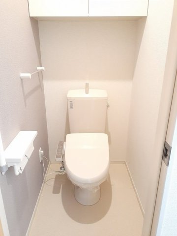 トイレ　落ち着いた色調のトイレです