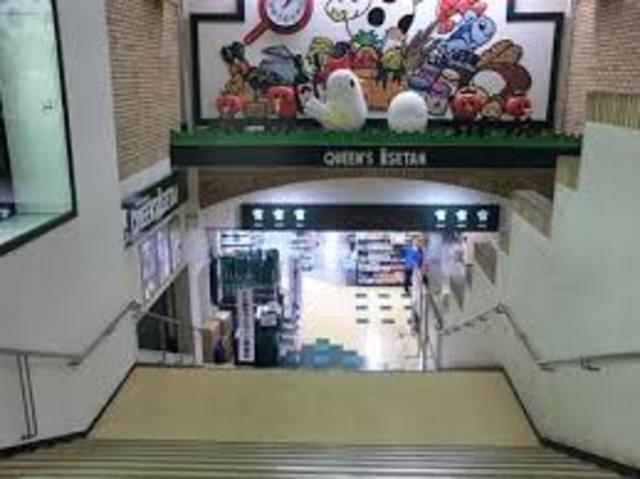 スーパー　クイーンズ伊勢丹笹塚店（スーパー）まで528m