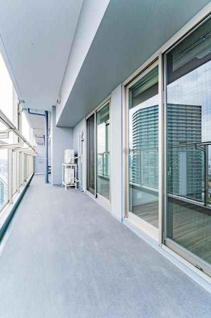 バルコニー　開放的で明るい空間を演出してくれるバルコニーです