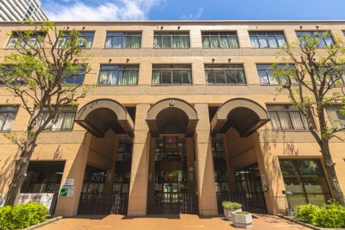 中学校　港区立港南中学校（中学校）まで365m