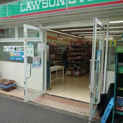 コンビニ　ローソンストア100新宿百人町4丁目店（コンビニ）まで450m