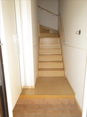 玄関　下駄箱付きの玄関です。