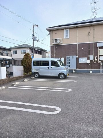 駐車場　駐車場があるので、車を買う予定の方も安心です