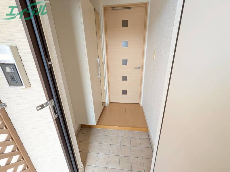 玄関　別部屋反転参考写真です