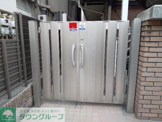 エントランス　オートロックゲート付き。