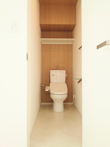 トイレ　トイレは奥深く、余裕の広さでウォシュレット付き
