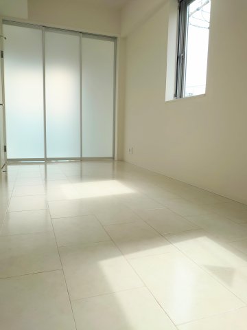 その他部屋・スペース　寝室は光をとおす間仕切りで晴れている昼間には照明要らず
