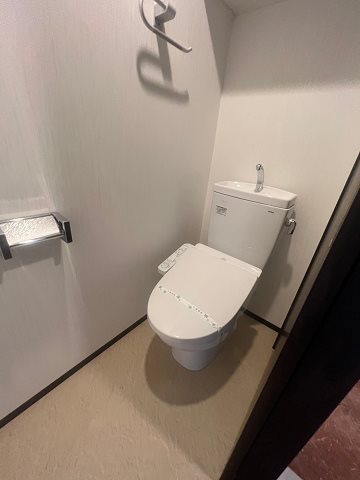 トイレ　落ち着いた色調のトイレです