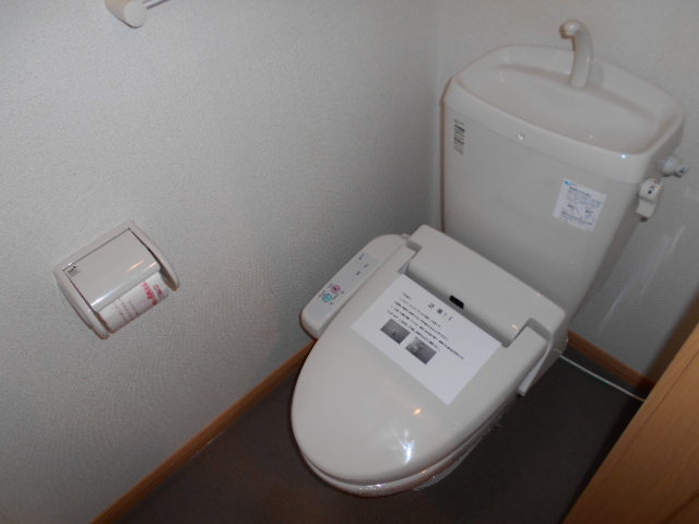 トイレ　温水洗浄便座完備・小物収納棚有り