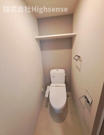 トイレ　落ち着いた色調のトイレです