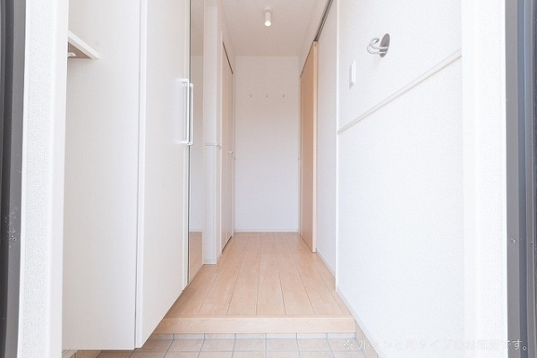 玄関　※参考写真　同建築メーカー施工の同間取完成他物件のものです。