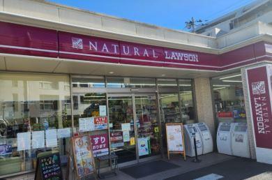 コンビニ　ナチュラルローソン 世田谷弦巻三丁目店（コンビニ）まで243m