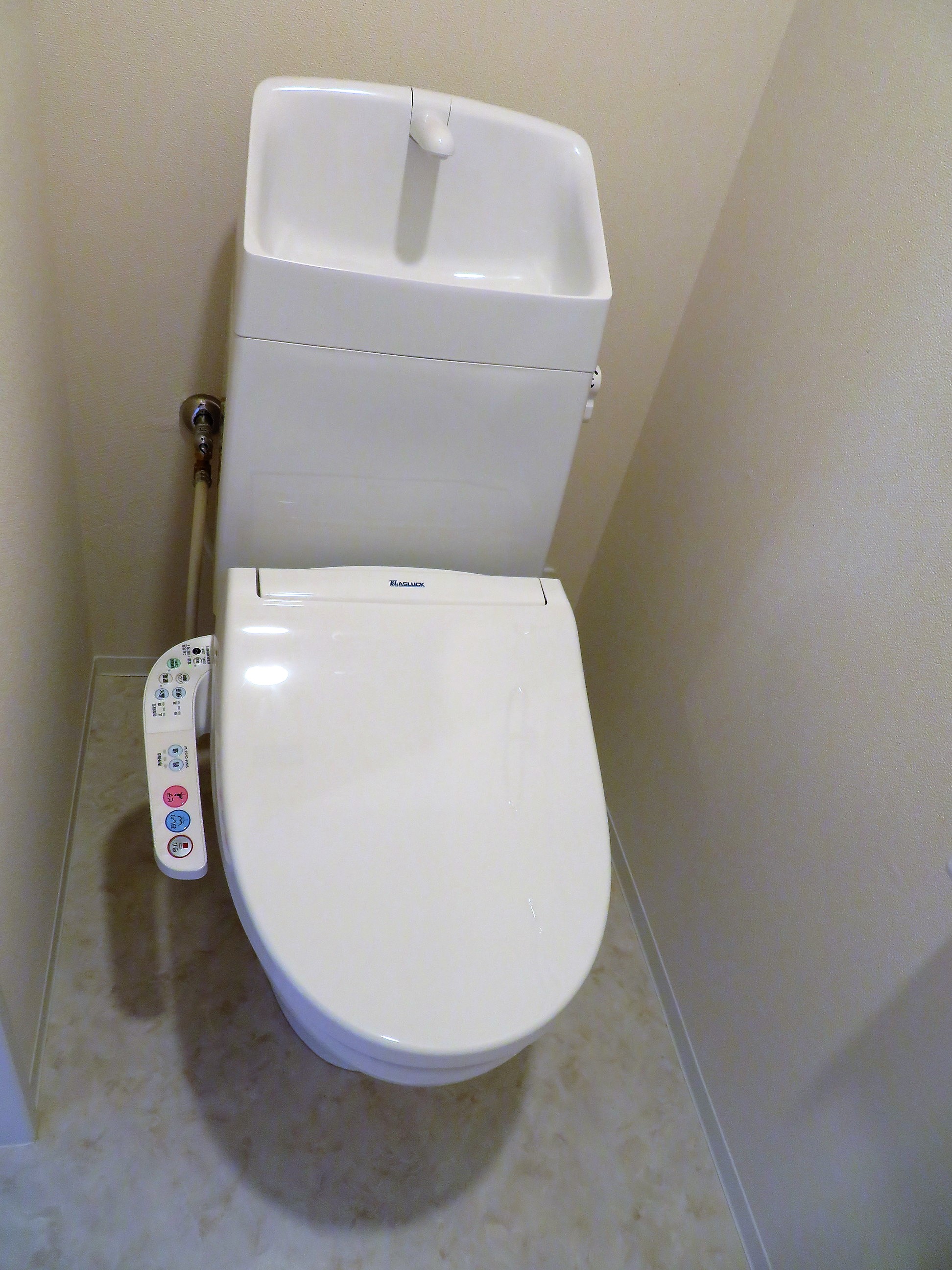 トイレ　ウォシュレットトイレ付。上には収納スペースがございます