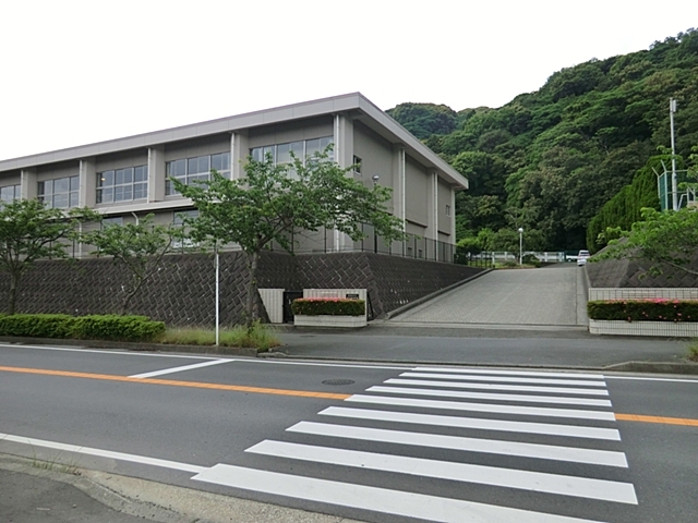 中学校　横須賀市立長沢中学校（中学校）まで750m