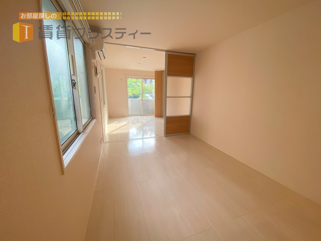 居室・リビング　採光部分が多くて明るいお部屋ですね。