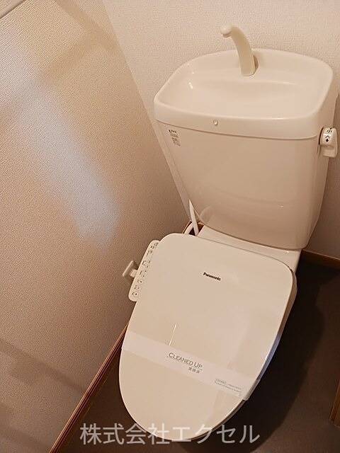 トイレ　温水洗浄便座です。