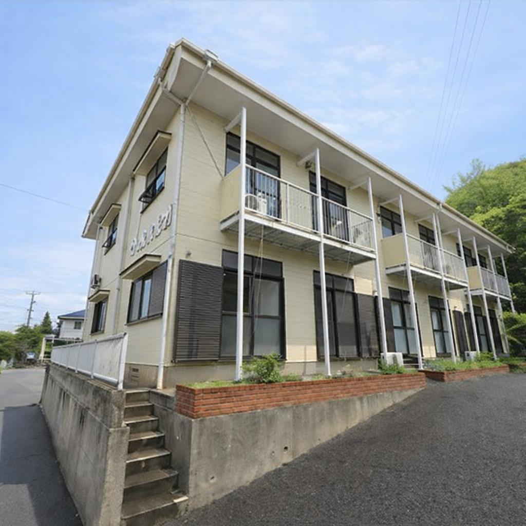 建物外観　明るいクリーム色の外壁です！