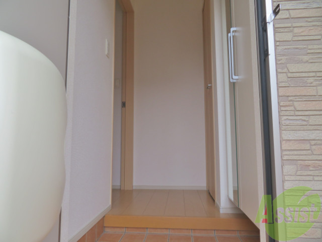 玄関　玄関からは、すぐにお部屋が見えないので安心です。