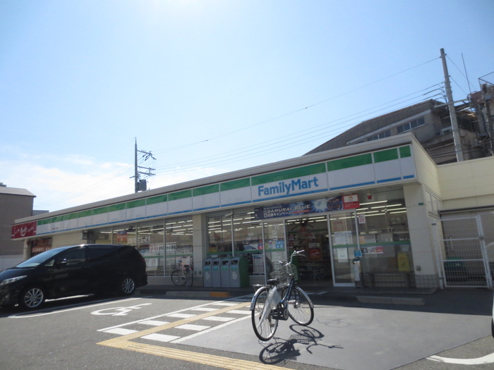 コンビニ　ファミリーマート（コンビニ）まで120m
