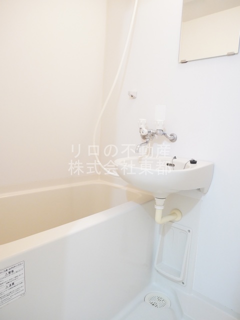 バス・シャワールーム　使いやすい☆洗面ボウルと一体型のバスルームです♪