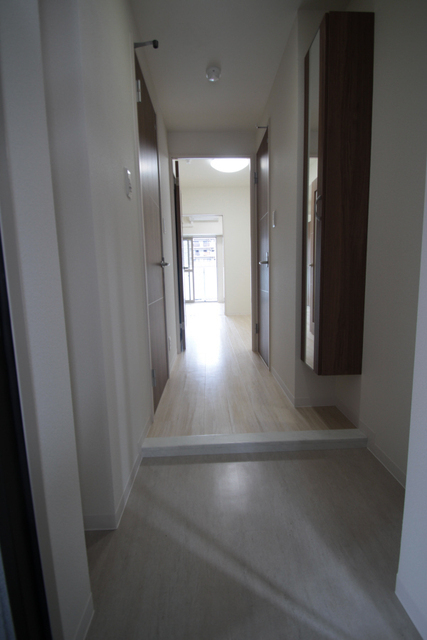 玄関　同間取の別室参考写真です。