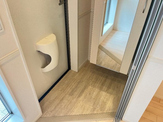玄関　※別部屋の写真です