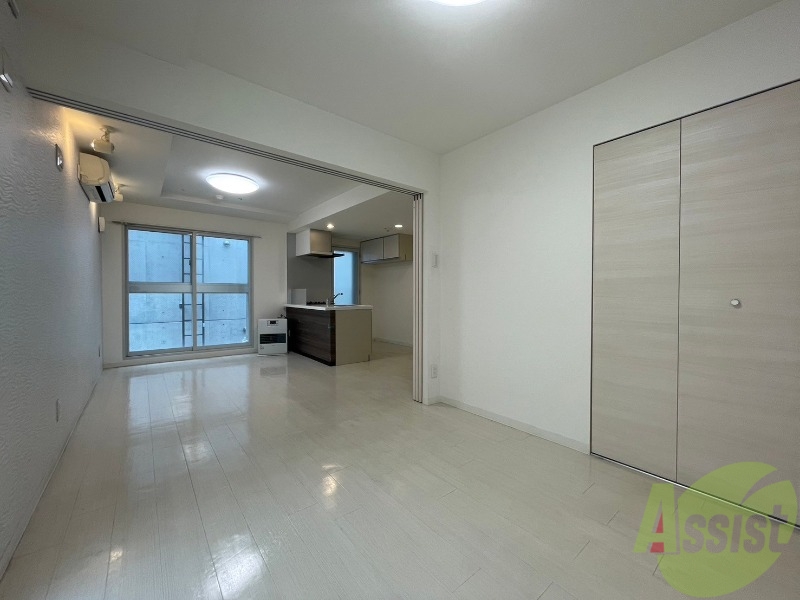 その他部屋・スペース　５帖の洋室です。広々として、きれいですね。