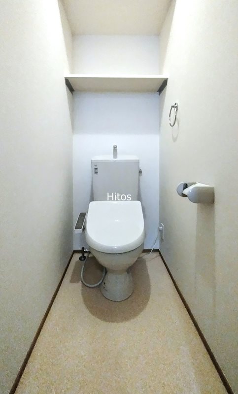 トイレ　落ち着いた色調のトイレです