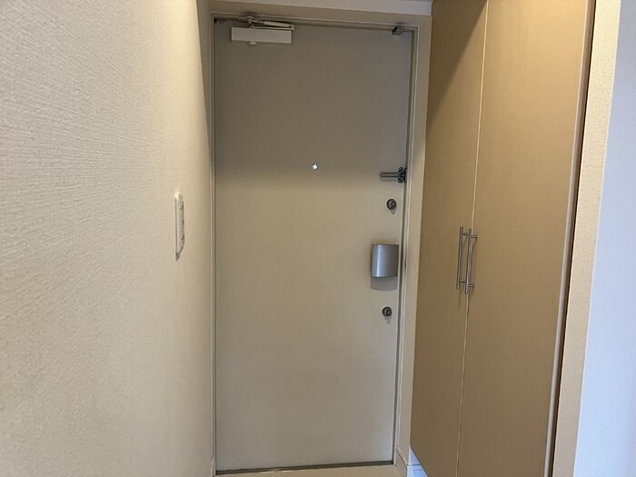 玄関　玄関　シューズボックス付　収納充実しております