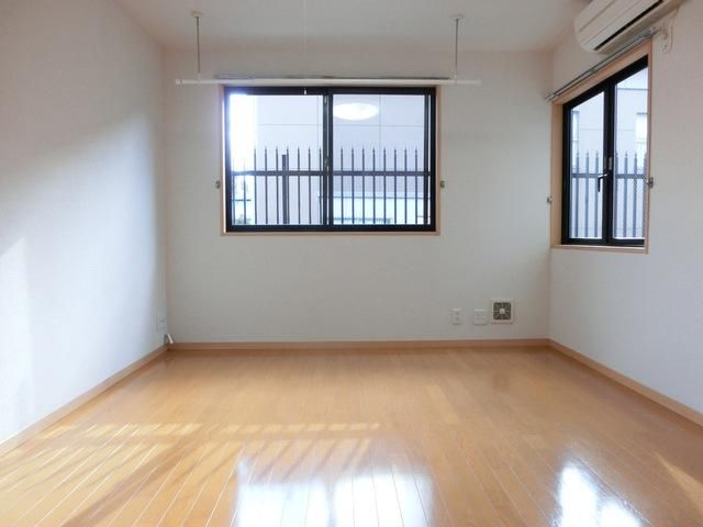 居室・リビング　２面採光の明るいお部屋