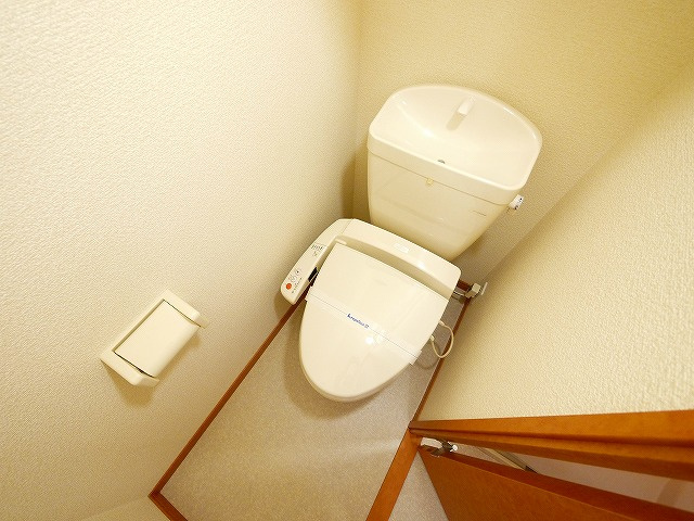 トイレ　落ち着いた色調のトイレです