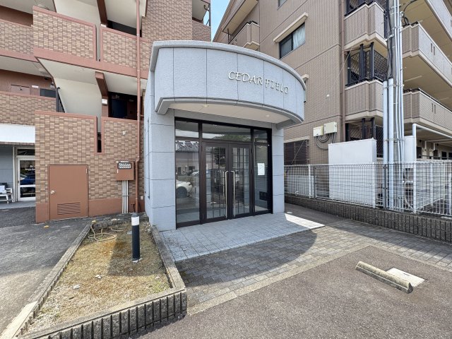 玄関　玄関には物入完備しています！