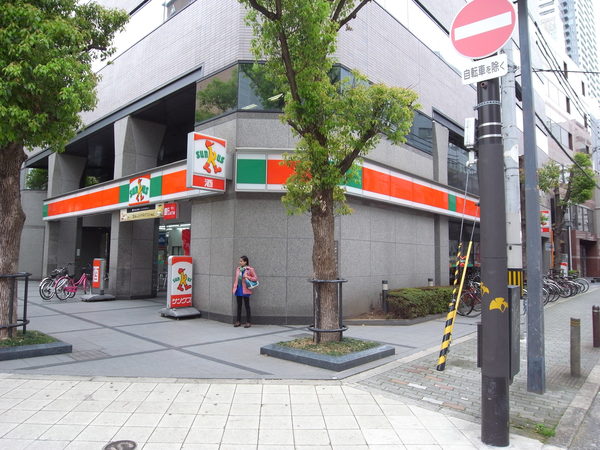 コンビニ　サンクス大阪新町４丁目店（コンビニ）まで136m