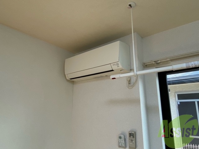 その他設備　お部屋の角にはエアコン、室内物干しもございます