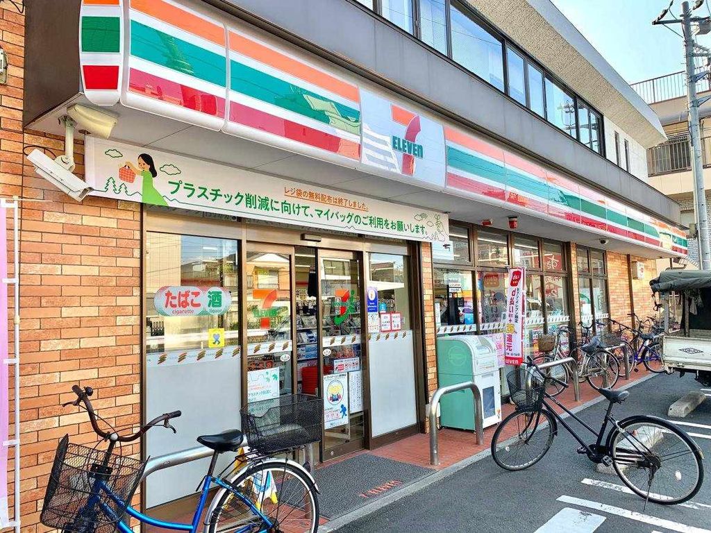 コンビニ　セブンイレブン足立本木西町店（コンビニ）まで560m