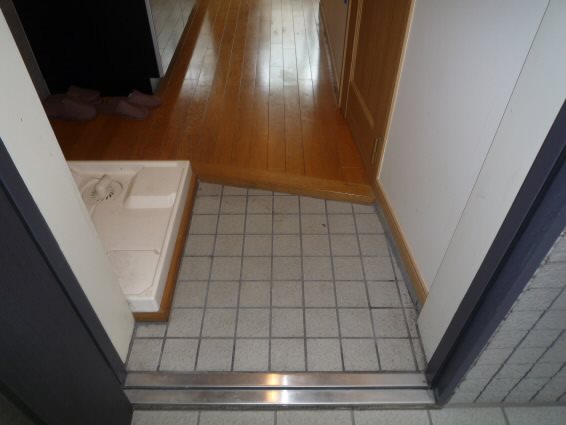 玄関　同タイプ別号室の参考写真です。