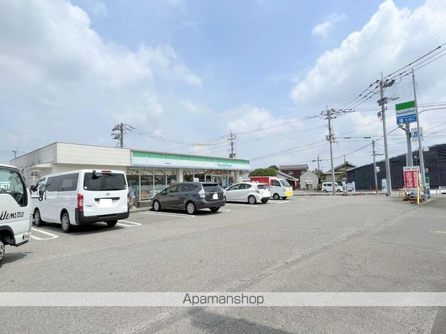 コンビニ　ファミリーマート（コンビニ）まで944m