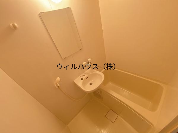 バス・シャワールーム　キレイにリフォームされています！