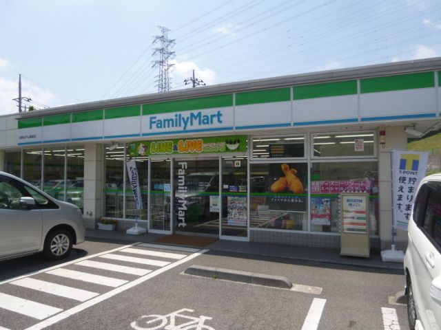 コンビニ　ファミリーマート（コンビニ）まで1217m
