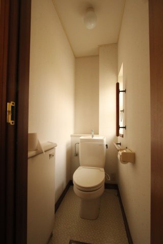 西武池袋線 飯能駅 徒歩27分 2階建 築33年のトイレ写真