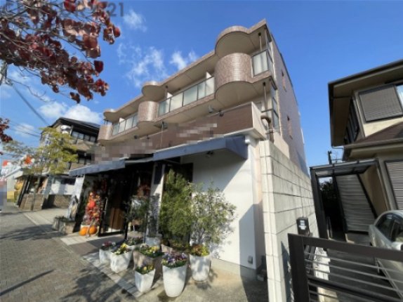 建物外観　オートロックで外部の人間が簡単に出入りできないため安心です。